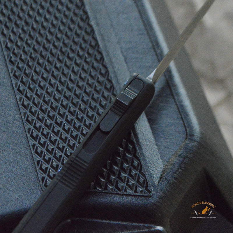 Counterstrike OTF Automatic (Collector Series): 3.35" Double Edge Blade - Tumbled Finish, Aluminum Case & Black Carbon Fiber Cover